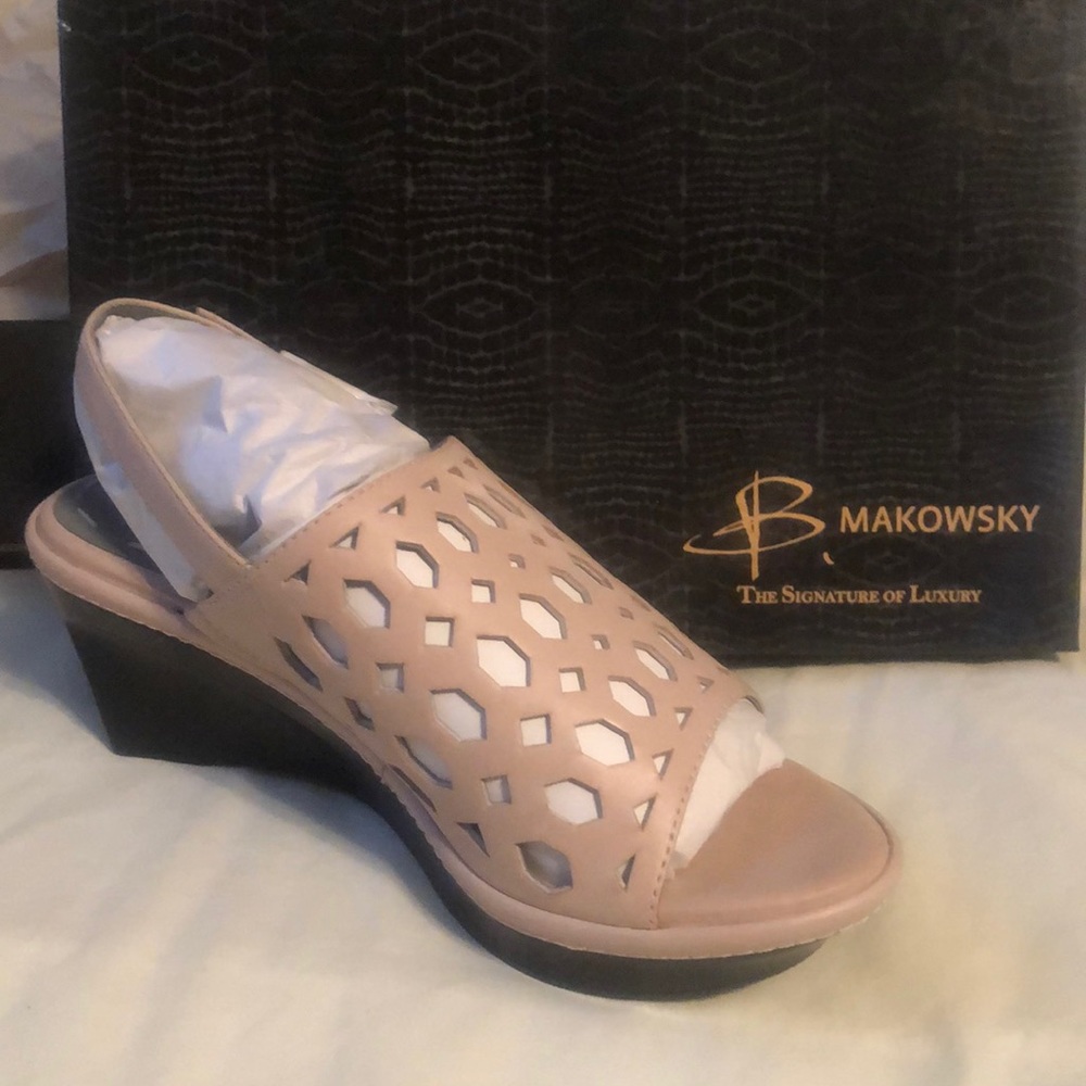 B Makowsky wedge sandals